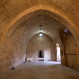 Possiamo ora salire la scalinata che ci conduce ai luoghi interni del Castello, le cui stanze principali sono l�Aula Normanna... 